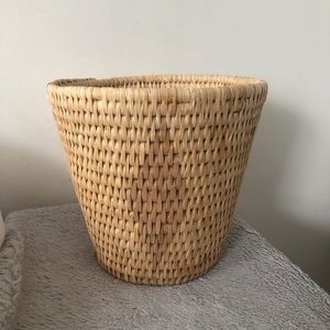 Wicker basket/bucket